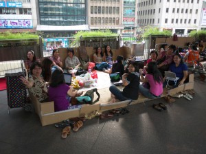 Les migrantes Philippines occupent tous les dimanches le centre chic de Hongkong